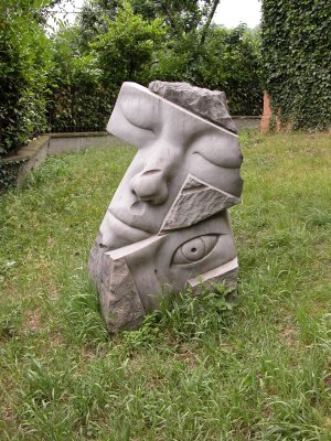 Una delle tante sculture
in pietra del paese di Fanano
(48906 bytes)